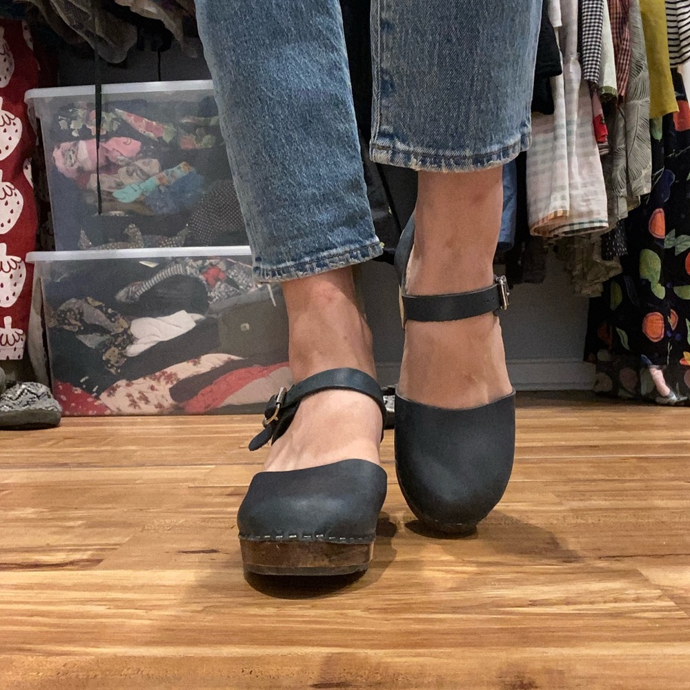 Navy Lotta clogs